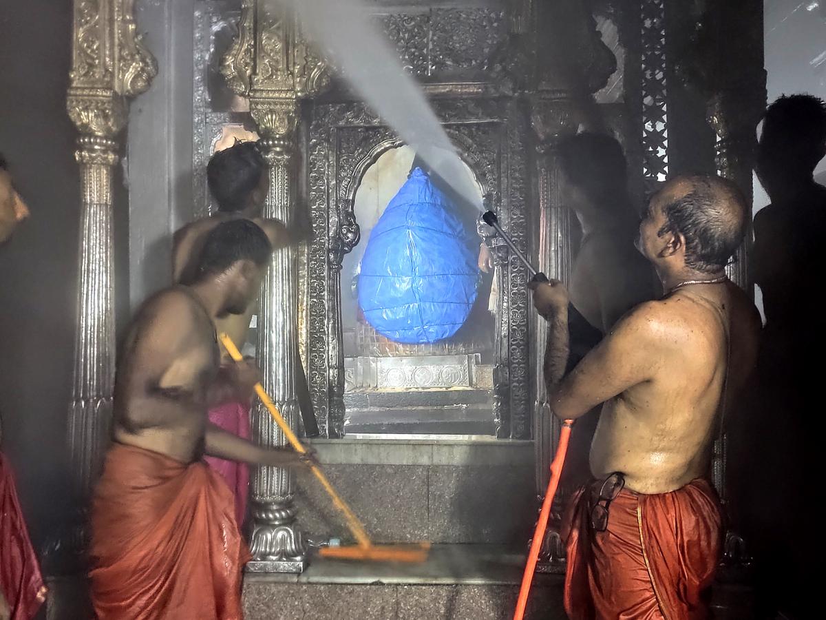 आज कोल्हापुर में देवी करवीर निवासिनी श्री अंबाबाई की मुख्य मूर्ति पर 'इरल' (एक पारंपरिक सुरक्षात्मक आवरण) चढ़ाया जाएगा; शारदीय नवरात्रि उत्सव की तैयारी के लिए आज गर्भगृह की सफाई की जा रही है।