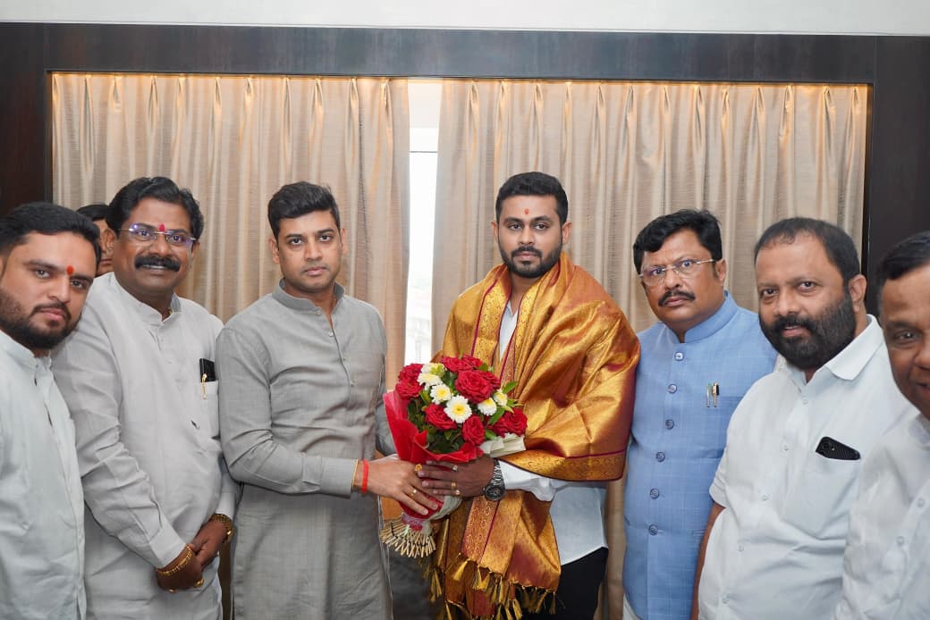 मिरज शिंदे सेना नगरसेवक सागर वनखंडेजी  को शिंदे सेना के युवा सेना का पश्चिम महाराष्ट्र निरीक्षक नियुक्त किया गया; अब उनके ऊपर जनसेवा के साथ-साथ सेना की ताकद बढ़ाने की बड़ी जिम्मेदारी