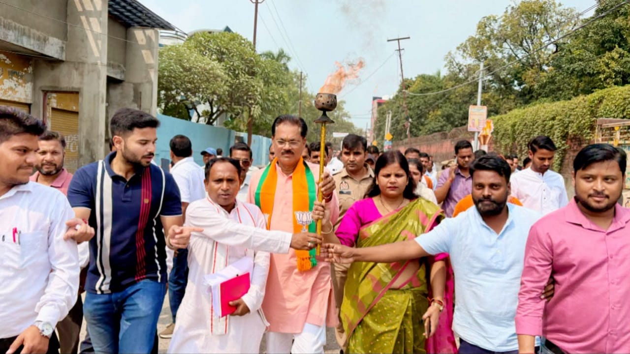 पीलीभीत में भाजपा ने निकाली 'सेवा ज्योति यात्रा', पीएम मोदी के सार्वजनिक जीवन के 25 वर्ष पूरे होने पर कार्यकर्ताओं ने दिखाई प्रतिबद्धता